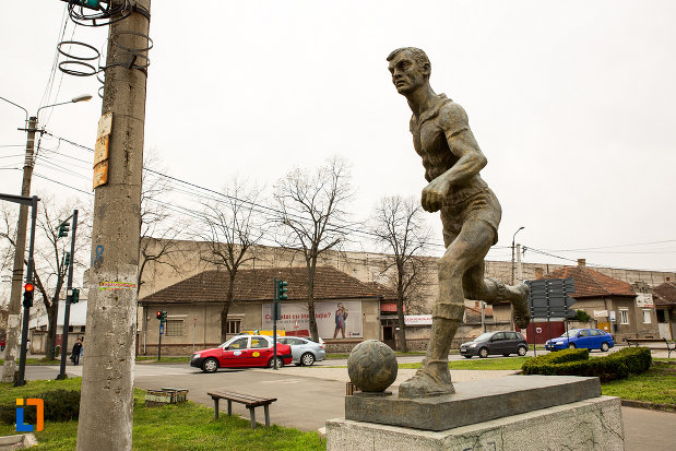vedere-cu-statuia-fotbalistului-din-arad-judetul-arad.jpg