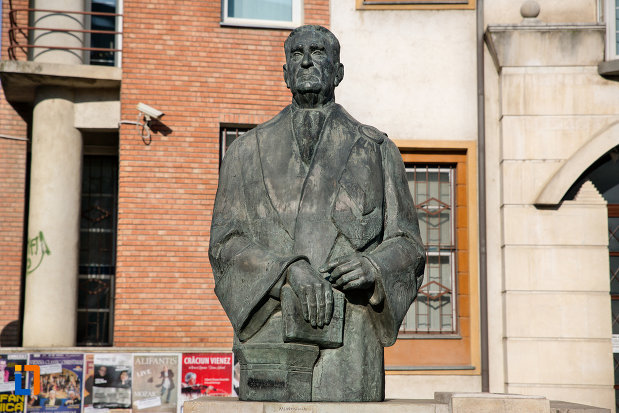 vedere-cu-statuia-lui-constantin-daicoviciu-din-cluj-napoca-judetul-cluj.jpg