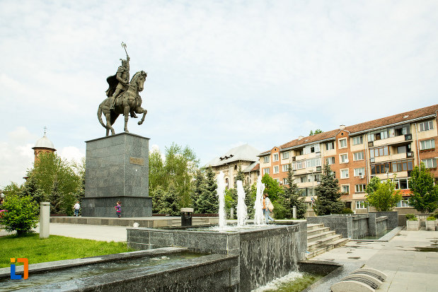 vedere-cu-statuia-lui-mihai-viteazu-din-craiova-judetul-dolj-din-lateral.jpg