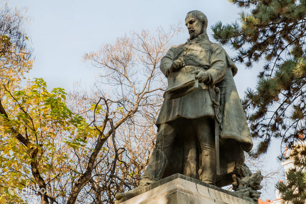 vedere-cu-statuia-lui-szacsvay-imre-din-oradea-judetul-bihor.jpg