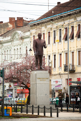 vedere-cu-statuia-lui-vasile-goldis-din-arad-judetul-arad.jpg