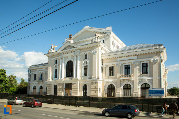 vedere-cu-teatrul-din-drobeta-turnu-severin-judetul-mehedinti.jpg