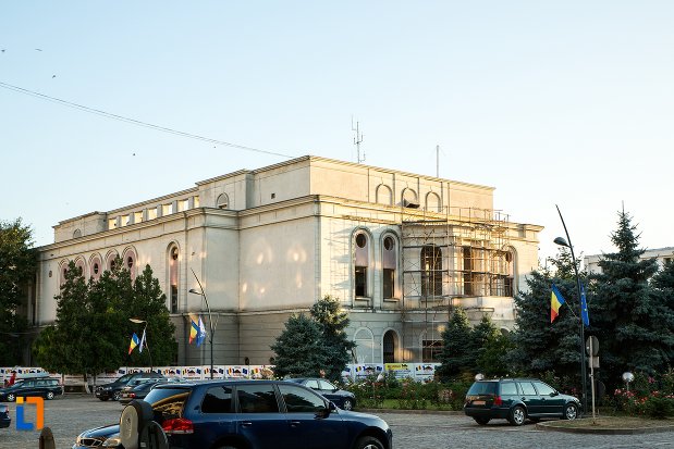 vedere-cu-teatrul-mihai-eminescu-din-botosani-judetul-botosani.jpg