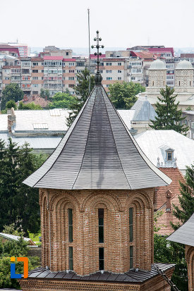 vedere-cu-turnul-de-la-biserica-domneasca-adormirea-maicii-domnului-din-targoviste-judetul-dambovita.jpg