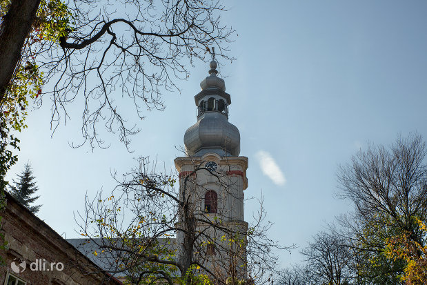 vedere-cu-turnul-de-la-biserica-romano-catolica-din-sacueni-judetul-bihor.jpg