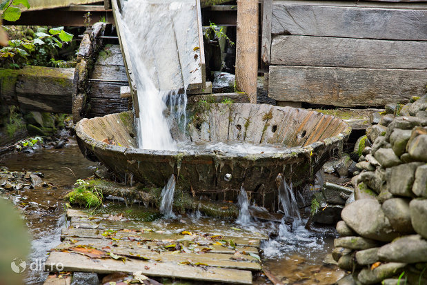 vedere-cu-valtoarea-din-ieud-judetul-maramures.jpg