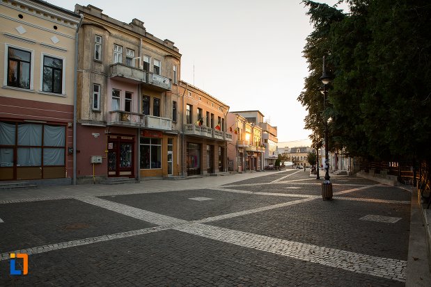 vedere-cu-vechiul-centru-comercial-din-botosani-judetul-botosani.jpg