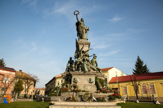 vedere-de-ansamblu-cu-monumentul-libertatii-din-arad-judetul-arad.jpg