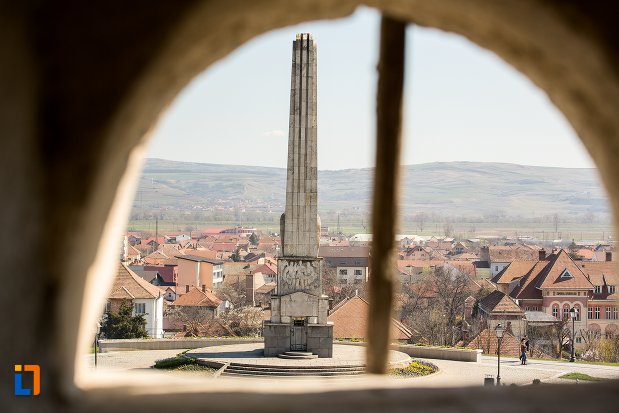 vedere-de-ansamblu-cu-obeliscul-lui-horea-closca-si-crisan-din-alba-iulia-judetul-alba.jpg