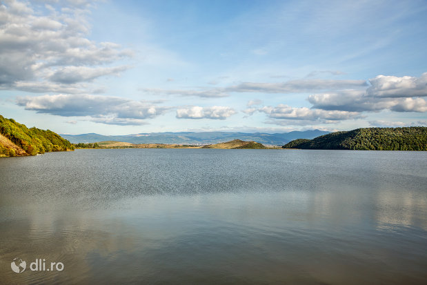 vedere-de-ansamblu-lacul-din-calinesti-oas-judetul-satu-mare.jpg