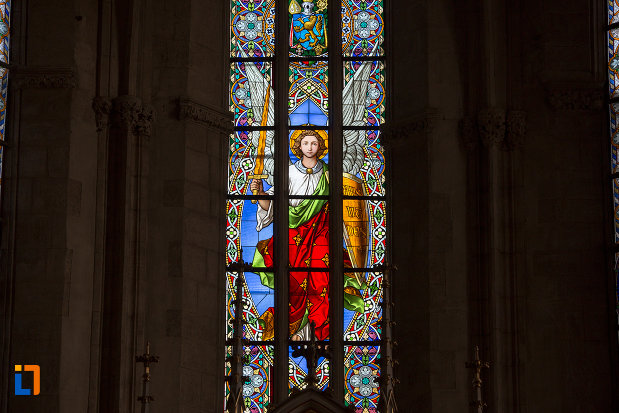 vedere-de-aproape-cu-vitraliu-din-biserica-sfantul-mihail-din-cluj-napoca-judetul-cluj.jpg