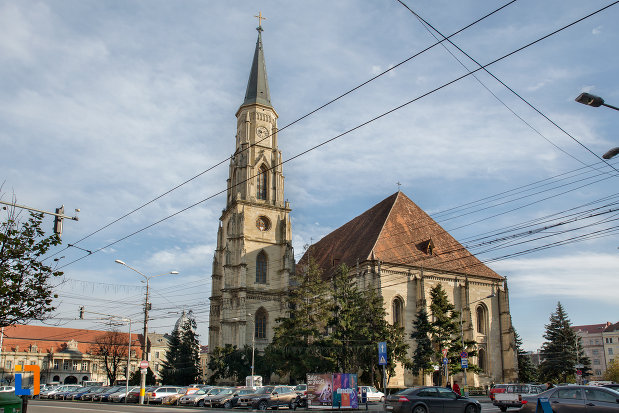 vedere-de-departe-biserica-sfantul-mihail-din-cluj-napoca-judetul-cluj.jpg