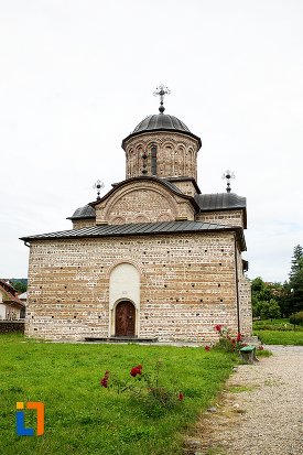 vedere-din-curtea-domneasca-din-curtea-de-arges-judetul-arges.jpg