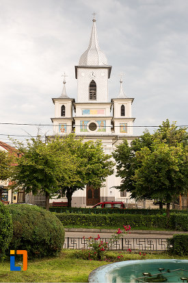 vedere-din-departare-cu-biserica-sf-nicolae-buna-vestire-din-campulung-muscel-judetul-arges.jpg