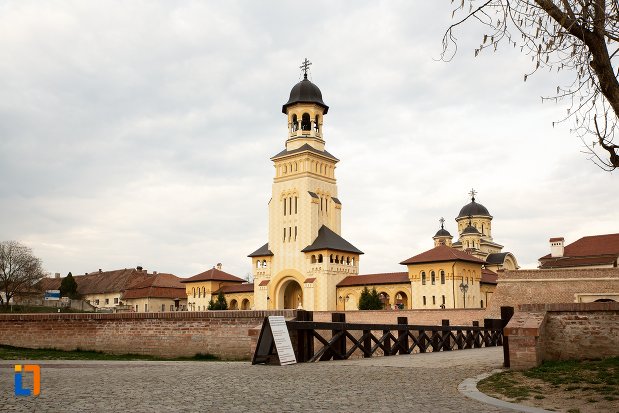 vedere-din-departare-cu-catedrala-reintregirii-din-alba-iulia-judetul-alba.jpg