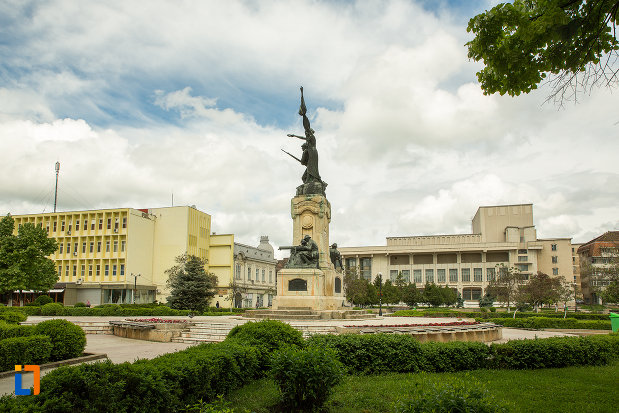 vedere-din-departare-cu-monumentul-eroilor-din-caracal-judetul-olt.jpg