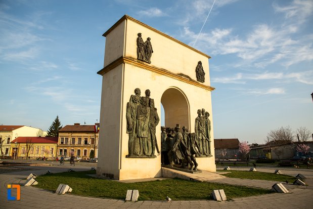 vedere-din-lateral-cu-arcul-de-triumf-din-arad-judetul-arad.jpg