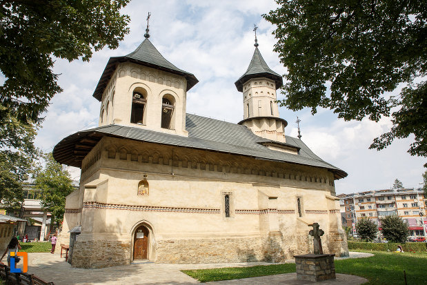 vedere-din-lateral-cu-biserica-sf-nicolae-prajescu-1611-din-suceava-judetul-suceava.jpg