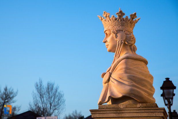 vedere-din-lateral-cu-bustul-reginei-maria-din-alba-iulia-judetul-alba.jpg