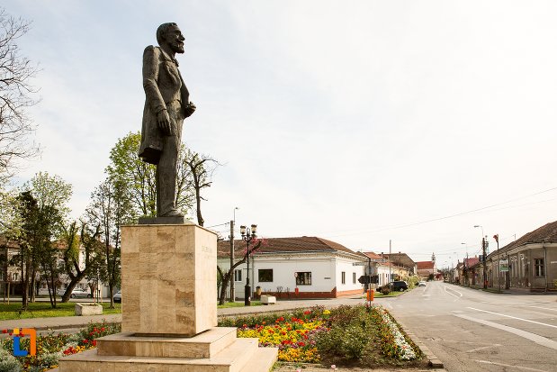vedere-din-lateral-cu-statuia-lui-ion-icbratianu-din-alba-iulia-judetul-alba.jpg