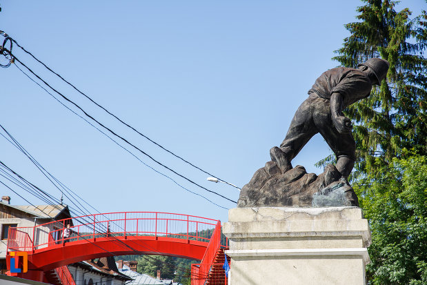 vedere-din-spate-cu-monumentul-ultima-grenada-a-caporalului-constantin-musat-judetul-prahova.jpg