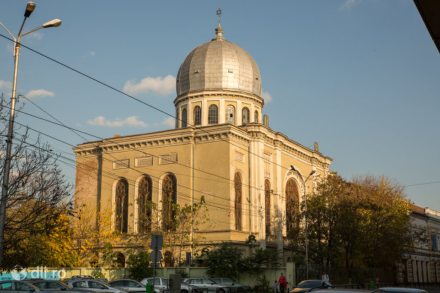 vedere-din-spate-cu-sinagoga-bd-independentei-din-oradea.jpg