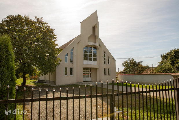 vedere-generala-spre-biserica-crestina-baptista-din-seini-judetul-maramures.jpg
