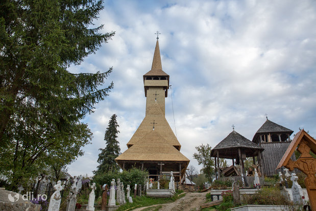 vedere-generala-spre-biserica-de-lemn-cuvioasa-paraschiva-din-botiza-judetul-maramures.jpg
