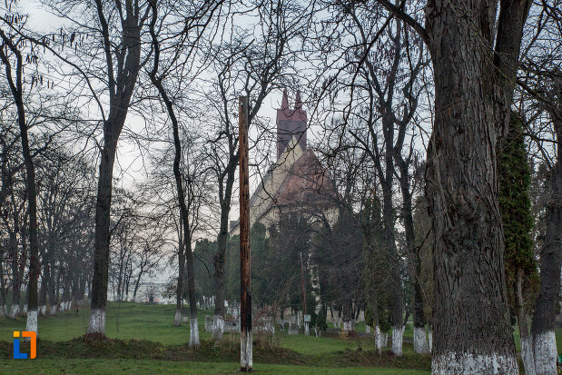 vedere-indepartata-cu-biserica-romano-catolica-calvaria-din-cluj-napoca-judetul-cluj.jpg