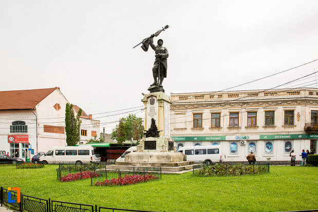 vedere-indepartata-cu-monumentul-eroilor-din-campulung-muscel-judetul-arges.jpg