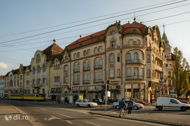 vedere-indepartata-cu-palatul-vulturul-negru-din-oradea-judetul-bihor.jpg