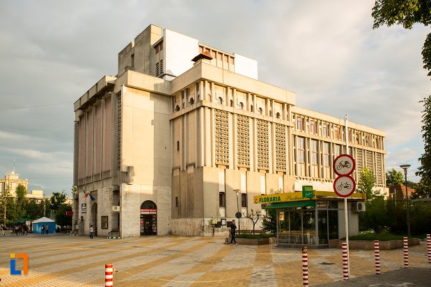 vedere-indepartata-cu-teatru-si-bustul-lui-alexandru-davila-din-pitesti-judetul-arges.jpg