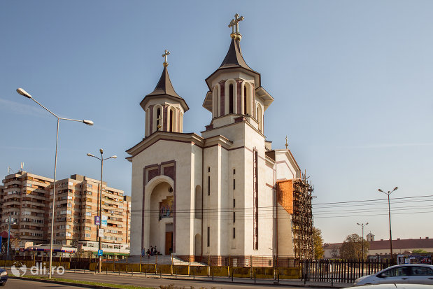 vedere-laterala-cu-catedralaepiscopala-ortodoxa-invierea-domnului-din-oradea-judetul-bihor.jpg