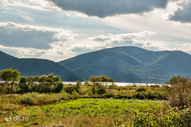 Lacul CălineștiOaș splendoare naturală în Satu Mare