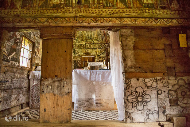 vedere-spre-altarul-din-biserica-de-lemn-nasterea-maicii-domnului-din-calinesti-judetul-maramures.jpg