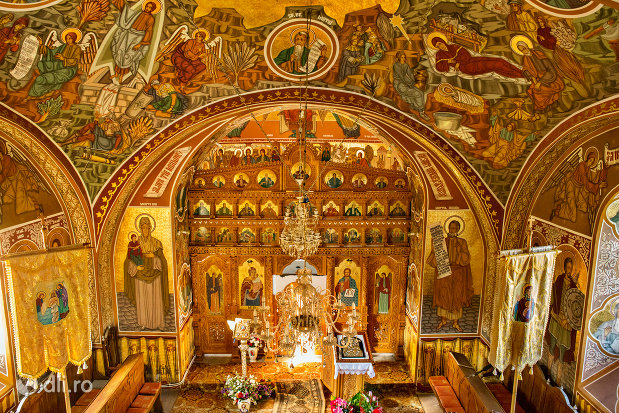 vedere-spre-altarul-din-pictura-cu-sfinti-de-la-biserica-ortodoxa-din-firiza-judetul-maramures.jpg