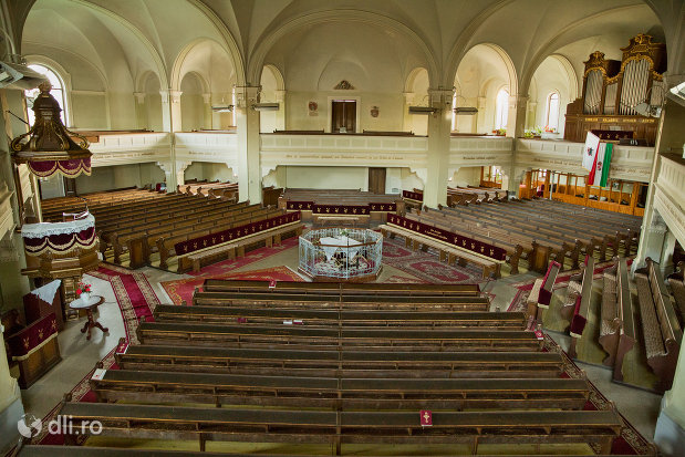 vedere-spre-bancile-din-biserica-reformata-din-zalau-judetul-salaj.jpg