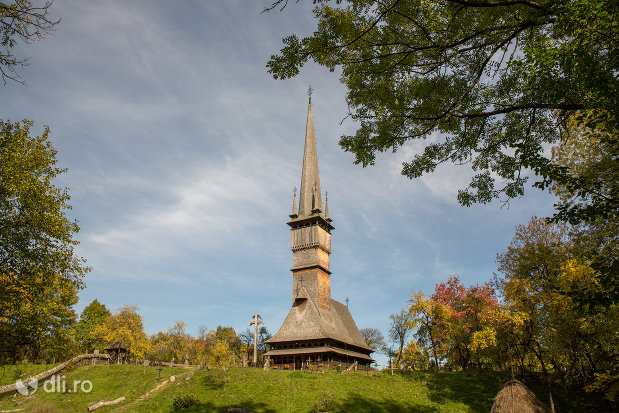 vedere-spre-biserica-de-lemn-sfintii-arhangheli-mihail-si-gavril-din-surdesti-judetul-maramures.jpg