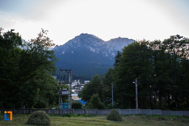 vedere-spre-munti-castelul-cantacuzino-din-busteni-judetul-prahova.jpg