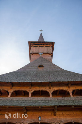 vedere-spre-turn-biserica-ortodoxa-din-seini-judetul-maramures.jpg