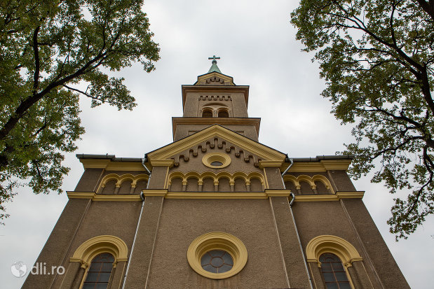 vedere-spre-turnul-de-la-biserica-romano-catolica-sf-anton-din-oradea-judetul-bihor.jpg