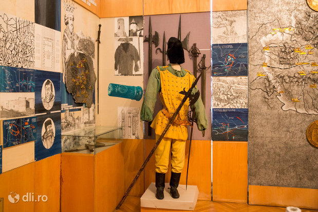 vesminte-de-lupta-muzeul-militar-din-oradea-judetul-bihor.jpg