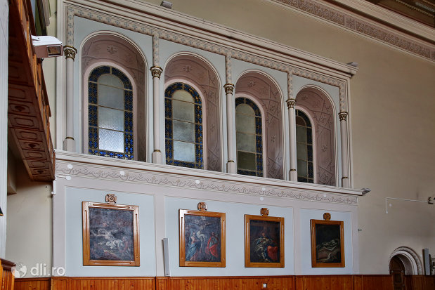 vitrali-si-picturi-din-manastirea-franciscana-sf-anton-din-capleni-judetul-satu-mare.jpg