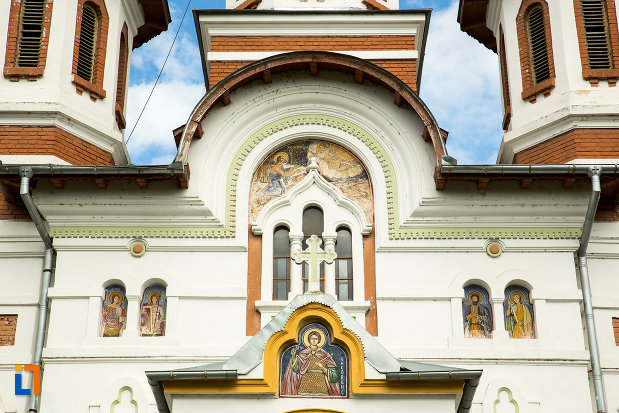 vitralii-de-la-biserica-sf-apostoli-si-sf-gheorghe-din-caracal-judetul-olt.jpg