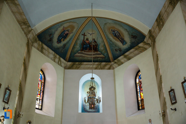 vitralii-si-candelabru-din-biserica-sf-anton-din-ramnicu-valcea-judetul-valcea.jpg