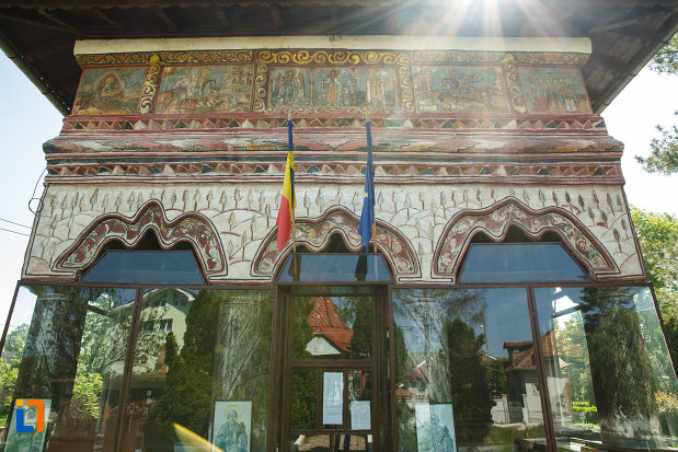 vitraliile-de-la-biserica-muzeu-sf-ilie-biserica-noua-din-dragasani.jpg