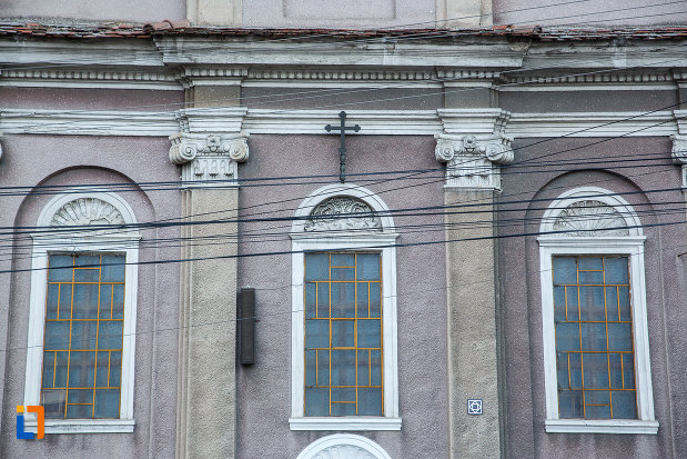 vitraliile-din-fata-de-la-biserica-invierea-domnului-1819-din-sebes-judetul-alba.jpg