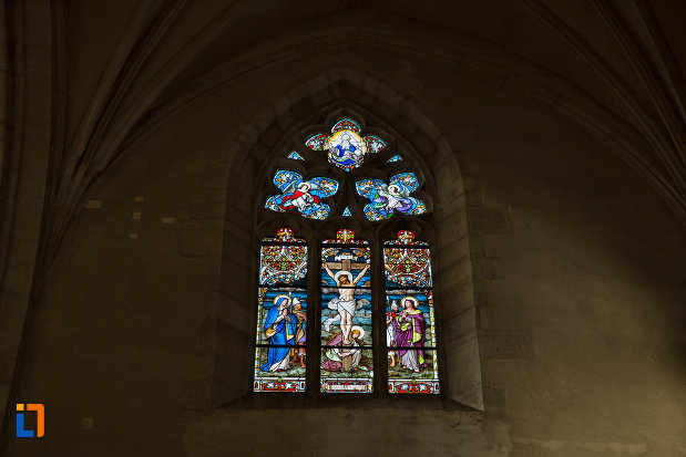 vitraliu-colorat-biserica-sfantul-mihail-din-cluj-napoca-judetul-cluj.jpg