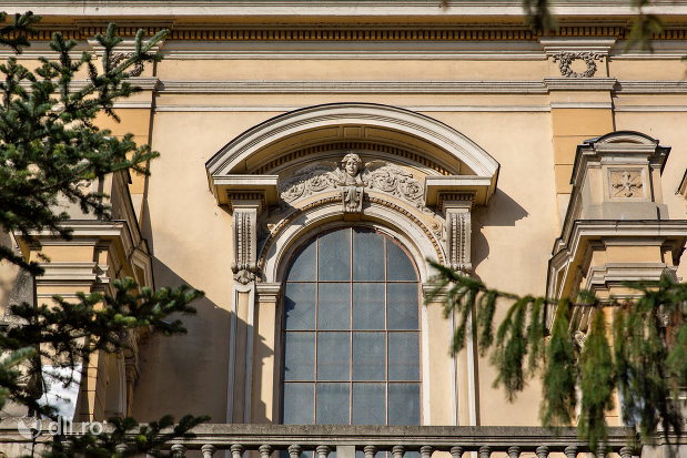 vitraliu-de-la-biserica-romano-catolica-coborarea-sfantului-duh-din-oradea-judetul-bihor.jpg