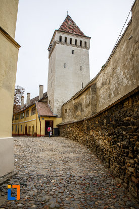 zid-de-incinta-de-la-biserica-evanghelica-sf-margareta-si-turnul-trompetilor-1488-din-medias-judetul-sibiu.jpg